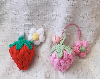 Crochet strawberry, strawberry keychain, daisy flower keychain, bag charm, bag decoration, bag pendant, keychain, cute gifts Girlfriend Gift