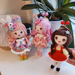 Handgemachte gehäkelte Puppe Geldbörse - Schlüsselbund und Mini Crossbody Bag Crochet für Mädchen, Geschenke für Mädchen.