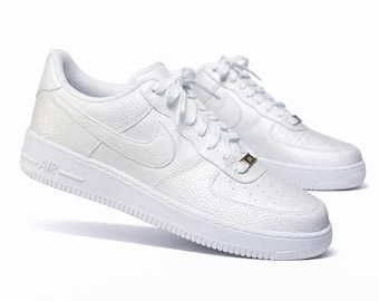 Custom Air Force 1 geheel witte sneakers | Handgeschilderde minimalistische schoenen | Schone luxe AF1 | Custom streetwear voor dagelijks gebruik