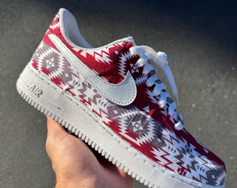 Custom Southwestern Air Force 1 sneakers | Rode schoenen met Aztekenpatroon | Handgemaakte custom Nike schoenen | Sneakers met tribale print | Gepersonaliseerd cadeau