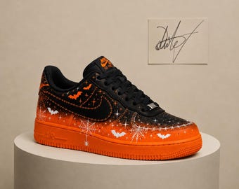 Halloween sneakers op maat, oranje en zwart handgeschilderd, spinnenweb- en vleermuisdesign
