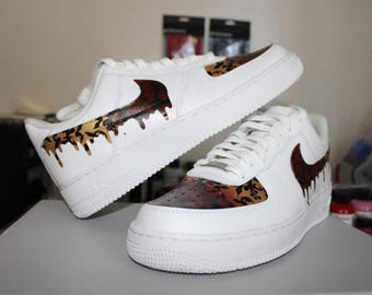 Custom Air Force 1 bordeaux gouden damast | Luxe handgeschilderd AF1 | Drip-swoosh-sneakers | Gepersonaliseerde custom Nike-schoenen