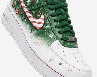 Groene kerstsneakers op maat met snoepstokstrepen en handgeschilderde sneeuwvlokken.