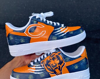 Bear Claw Premium Custom Football Sneakers | Handgeschilderde oranje en marineblauwe Air Force 1 | Gepersonaliseerde leren schoenen | Cadeau voor de wedstrijddag