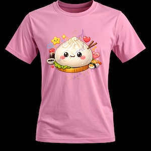Könnte beinhalten: Hellrosa T-Shirt mit einem Cartoon-Knödel-Design. Der Knödel hat ein lächelndes Gesicht und ist von Herzen, Sternen, Sushi und einer Sojasoßenflasche umgeben. Der Text auf dem Shirt lautet "Cord" und "Walk in the..."