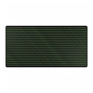 Puede incluir: Una alfombrilla de escritorio rectangular con fondo negro y un patrón repetitivo de código binario verde compuesto por ceros y unos. El diseño de matriz digital cubre toda la superficie de la alfombrilla en una disposición uniforme de cuadrícula.