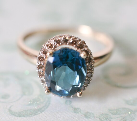 Items similar to Princess Kate look alike gold diamond ring with rich