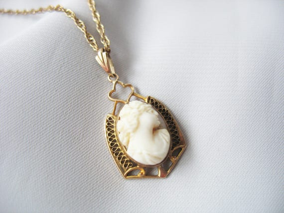 Vintage CAMEO Necklace Gold Filled SHELL Necklace Cameo Petite GORGEOUS Shell Cameo Real Cameo Gifts For Her Mom Cameo Pendant Necklace