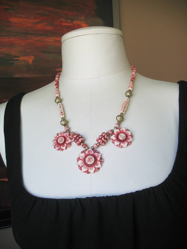 Carved Flower Necklace Burgundy Cream Brass Vintage 1980s