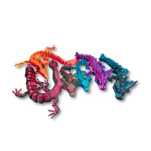 Könnte beinhalten: Eine Sammlung farbenfroher Drachenfiguren in verschiedenen Rot-, Orange-, Rosa-, Grün-, Blau- und Lilatönen. Jeder Drache hat ein einzigartiges Design und eine einzigartige Pose mit detaillierten Schuppen und Merkmalen. Die Drachen sind auf weißem Hintergrund angeordnet.