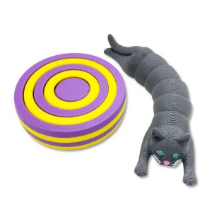 Pode incluir: Um brinquedo em espiral roxo, amarelo e branco e um brinquedo em forma de gato cinzento. O brinquedo em espiral tem círculos concêntricos roxos e amarelos. O brinquedo de gato é cinzento com olhos verdes e nariz rosa.