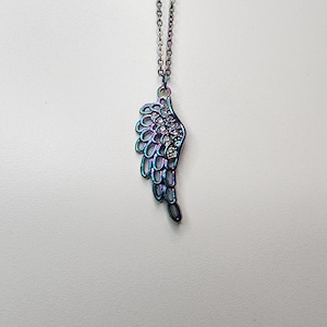 Collar de alas de ángel con diamantes de imitación de arcoíris de 2 estilos, dije de pluma de cristal brillante, joya conmemorativa colorida, colgante brillante, recuerdo, mancha de aceite