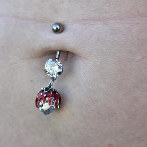 Navelring i titan med diamant och jordgubb, navelpiercing med röd strass och fruktkristall