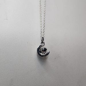 10 variedades: Joyas de galaxia, collar de astronauta de plata, hombrecito espacial, estrella de diamantes de imitación azules, luna creciente, NASA, purpurina, cohete blanco