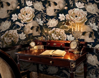 Puede incluir: Un papel tapiz azul oscuro con un diseño floral y de calaveras. El papel tapiz presenta flores blancas y beige, y calaveras blancas con cuencas de ojos negras. Un escritorio de madera con un libro y un reloj se encuentra frente al papel tapiz.