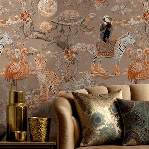 Pode incluir: Um design detalhado de papel de parede com um tema de selva em tons de castanho e laranja. O design inclui zebras, flamingos, um leopardo, uma tartaruga e uma águia. Vasos dourados e almofadas decorativas em primeiro plano.