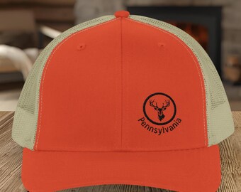 Cappello da caccia al cervo dalla coda bianca personalizzato e ricamato in qualsiasi stato, in più colori / Regalo per cacciatori di cervi