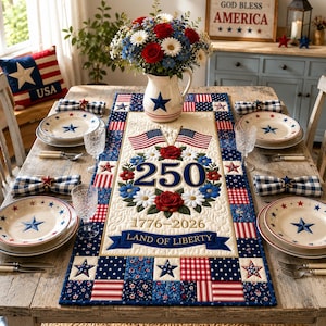 Camino de mesa America 250, Camino de mesa patriótico Tierra de la Libertad, Decoración rústica para el Día de la Independencia 1776-2026, Decoración floral con la bandera estadounidense