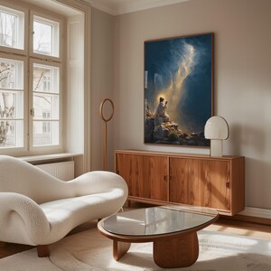K&ouml;nnte beinhalten: Ein Wohnzimmer-Interieur mit einem wei&szlig;en Sofa, einem Schrank aus Holz, einem Glas-Couchtisch und einem gerahmten Gem&auml;lde einer Person, die in einer bergigen Landschaft betet, mit einem hellen Licht, das nach unten scheint.