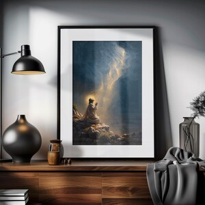 K&ouml;nnte beinhalten: Ein gerahmter Druck eines Gem&auml;ldes, das eine Person im Gebet kniend zeigt, mit einem hellen Licht, das vom Himmel herabscheint. Das Gem&auml;lde ist vor einem dunkelblauen Hintergrund mit Wolken platziert.