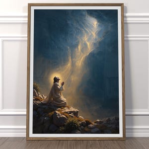 K&ouml;nnte beinhalten: Ein Gem&auml;lde, das einen Mann zeigt, der auf einem felsigen H&uuml;gel kniet und zum Gebet die H&auml;nde zum Himmel erhebt, w&auml;hrend ein helles Licht durch die Wolken dar&uuml;ber scheint.