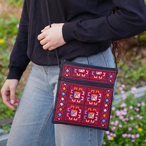 Original handgefertigte Tatreez Umhängetasche aus Palästina – rot/schwarz – | Palästinensische Stickerei - Tradition & Moderne vereint