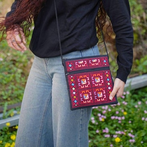 Original handgefertigte Tatreez Umhängetasche aus Palästina – rot/schwarz – | Palästinensische Stickerei - Tradition & Moderne vereint