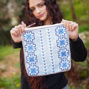 Original handcrafted Tatreez shoulder bag from Palestine – blue/white – | Palestinian embroidery – a blend of tradition and modernity