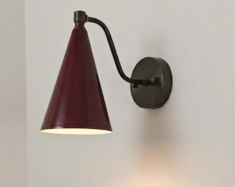 Aplique de pared de latón hecho a mano en color negro antiguo y vino, estilo Stilnovo
