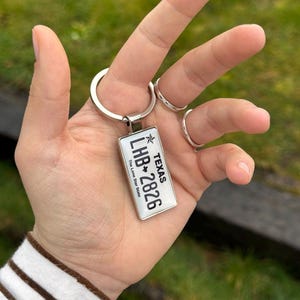 Aangepaste Texas-nummerplaatsleutelhanger, gepersonaliseerde sleutelhanger, uniek autolabel sleutelhanger cadeau, handgemaakt ontwerp op maat, perfect cadeau-idee