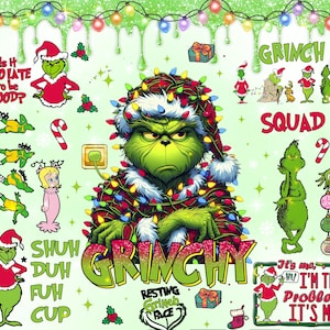 以下が含まれることがあります： カラフルなクリスマスライトに包まれたグリンチのデジタルプリント。グリンチをテーマにした様々なイラスト、ヒイラギ、キャンディケイン、そして「Is it too late to be good?」、「Grinch Squad」、「It's me, I'm the problem it's me.」などのテキストが周囲に配置されています。