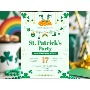 Puede incluir: Una invitación a una fiesta del Día de San Patricio con detalles en verde y dorado. La invitación presenta tréboles, un arcoíris y el texto "St. Patrick's Party". Los detalles incluyen la fecha, la hora y el lugar.