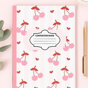 Può includere: Un quaderno di composizione con un design ispirato alle ciliegie. La copertina presenta un motivo di ciliegie rosa e cuori rossi su sfondo bianco con strisce rosa. Il quaderno ha un dorso rosa e il testo "CHERRY INSPIRED COMPOSITION NOTEBOOK" in alto.