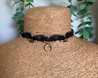 Collier ras de cou en macramé et pierres naturelles : choker boho avec breloque pour un côté ethniques un peu witchy
