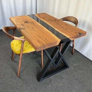 Schwarze Epoxy Walnuss Fluss-Tischplatte: Live Edge Custom Esstisch