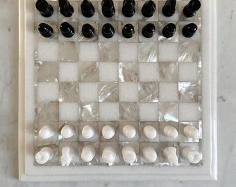 Handgemaakt marmeren schaakbord: parelmoer ingelegd met edelsteen, luxe spel