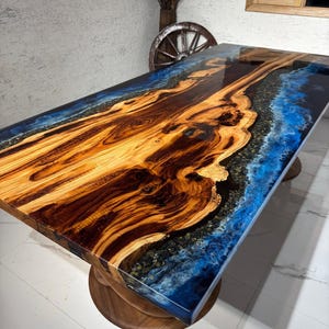 Handgemachte Blue Epoxy Fluss Tisch | Massives Nussbaumholz & Harz | Benutzerdefinierte Epoxy Couchtisch, Schreibtisch oder Esstisch | Glänzendes Finish