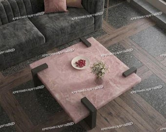 Mesa de centro artesanal de cuarzo rosa, piedra cuadrada de cristal rosa, patas negras modernas.