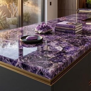 Può includere: Un set di tre tazze in ceramica con finitura opaca e macchiettata. Le tazze sono nei toni del crema, grigio chiaro e grigio scuro. Ogni tazza ha un design semplice e minimalista e un manico arrotondato.