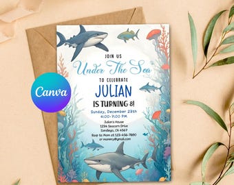 Op de afbeelding: Een uitnodiging voor een onderwater-thema verjaardagsfeest met een blauwe en witte achtergrond. De uitnodiging toont een cartoonhaai, koraal en vissen. De tekst luidt "Doe mee met ons Onder de Zee om Julian te vieren die 8 jaar wordt!" met de datum, tijd en locatie van het feest.