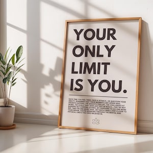 Könnte beinhalten: Ein Motivationsposter mit einem Holzrahmen und weißem Hintergrund. Der Text auf dem Poster lautet "Your Only Limit Is You." Der Text ist schwarz und in einer fetten, serifenlosen Schriftart gehalten. Das Poster enthält auch ein kleines Lotusblüten-Symbol am unteren Rand.