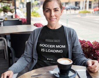 Voetbalmoeder laadt shirt | Grappig voetbalmoedercadeau | Zwart Game Day-T-shirt voor dames | Even geduld a.u.b. voetbal moeder T-shirt | Mama voetbalshirt