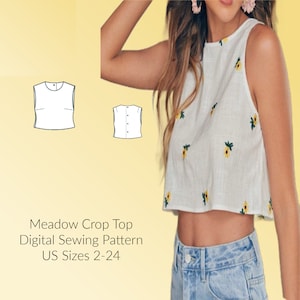 Pode incluir: Um padrão de costura digital para um top branco de corte curto com estampa floral. O padrão é para tamanhos portugueses 34 a 52. O padrão inclui duas ilustrações do top, uma com fecho de botão e outra sem.