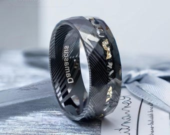 Bague en acier damas : alliance forgée à motif vague