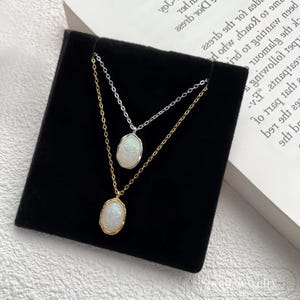 Elegante weiße Opal Halskette, oval Anhänger, zierliche echte Opal Schmuck für Frauen, Sterling Silber oder Gold Geschenk für Geburtstag oder Muttertag