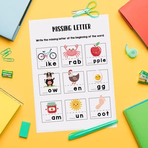 Może przedstawiać: Arkusz ćwiczeń dla dzieci zatytułowany "MISSING LETTER". Zawiera ilustracje roweru, kraba, jabłka, krowy, kury, jajka, dżemu, słońca i stopy. Arkusz ma na celu naukę alfabetu poprzez uzupełnianie brakujących liter.
