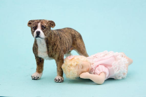 1:12th échelle de couchage en Céramique Chien Doll House Miniature Animaux Accessoire