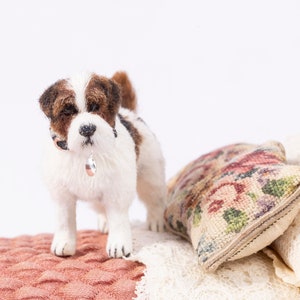 Puppenhaus-Miniatur-stehender Jack-Russell-Terrier-Hund, vom Künstler geformter pelziger OOAK-Hund im Maßstab 1:12