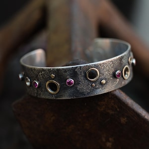 Manchette faite main en argent et or avec rubis | Bracelet texturé en argent sterling | Bijoux cosmiques artisanaux