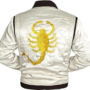 Pode incluir: Jaqueta bomber de cetim branco com gola e punhos marrons. A jaqueta apresenta um grande design de escorpião bordado nas costas.